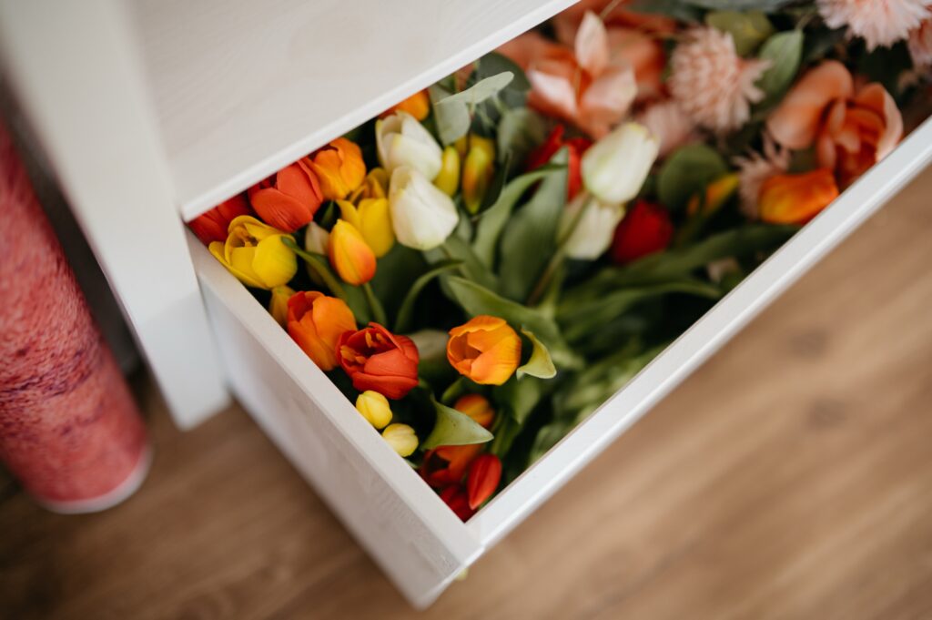Weiße Holzkiste voller bunter Tulpen im Fotostudio in Denkendorf