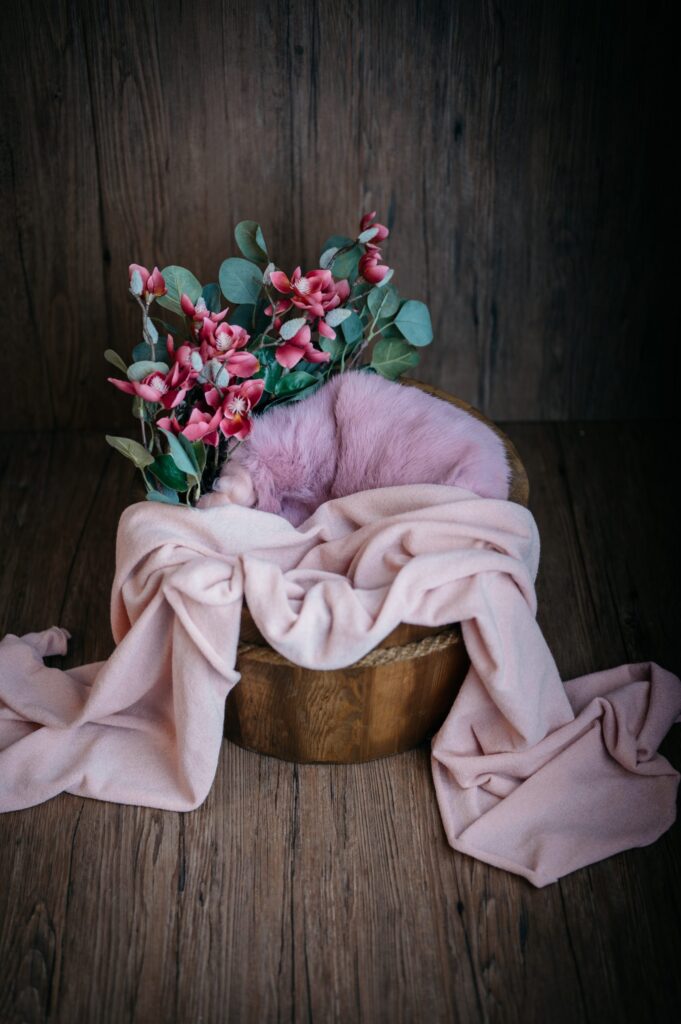 Set mit Körbchen oder Schale, Decken und Accessoires im Fotostudio in Denkendorf