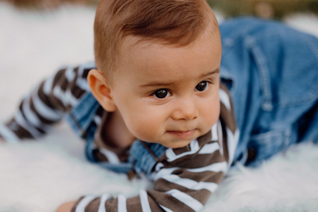 Baby beim Familienshooting im Freien