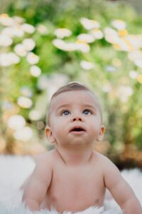 Baby blickt staunend nach oben