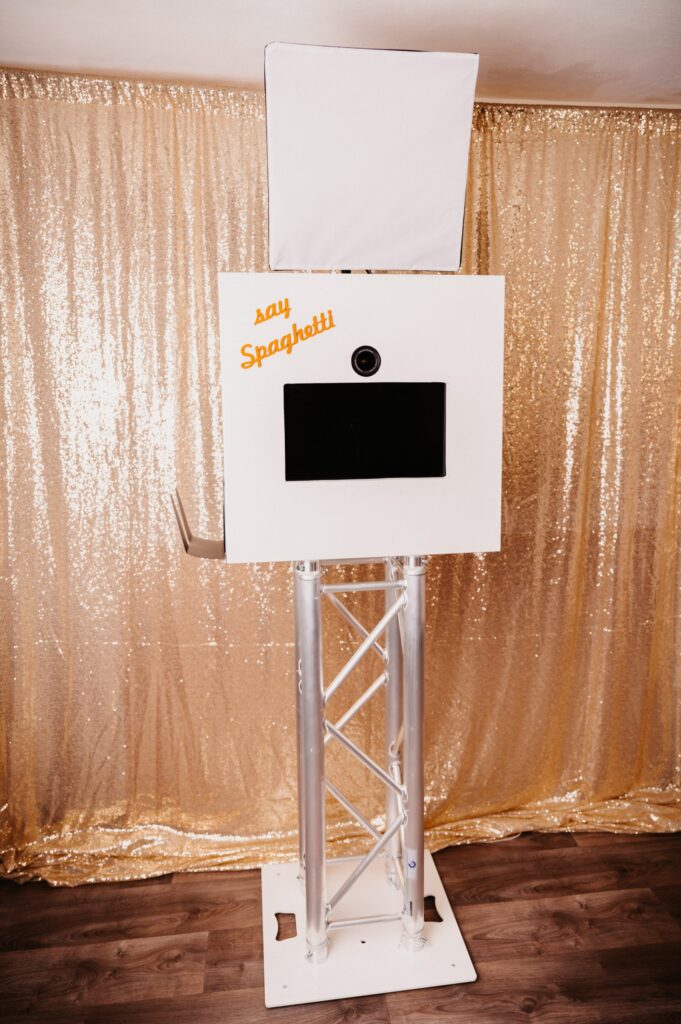 Die Fotobox Spaghetti vor dem goldenen Hintergrund