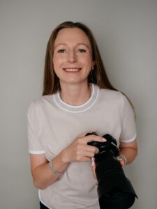 Inna Schmidt, Fotografin aus Denkendorf, lächelnd mit ihrer Kamera