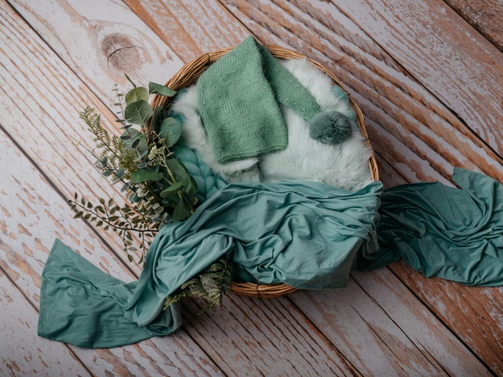 Set mit Körbchen oder Schale, Decken und Accessoires im Fotostudio in Denkendorf