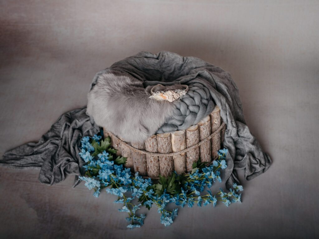 Set mit Körbchen oder Schale, Decken und Accessoires im Fotostudio in Denkendorf
