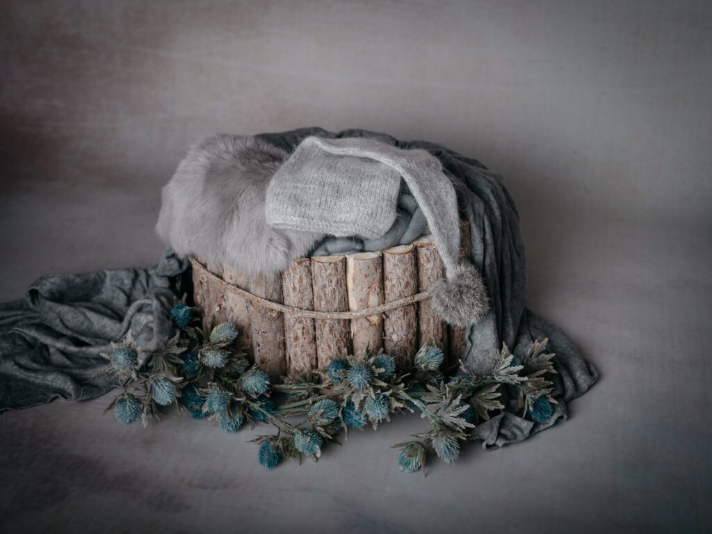 Set mit Körbchen oder Schale, Decken und Accessoires im Fotostudio in Denkendorf