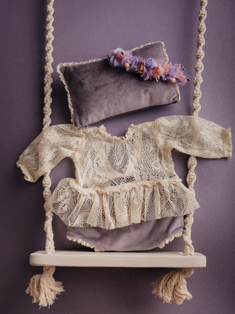 Set mit Bettchen, Kiste, Schaukel oder Kinderwagen im Fotostudio in Denkendorf