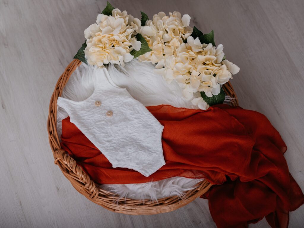 Set mit Körbchen oder Schale, Decken und Accessoires im Fotostudio in Denkendorf