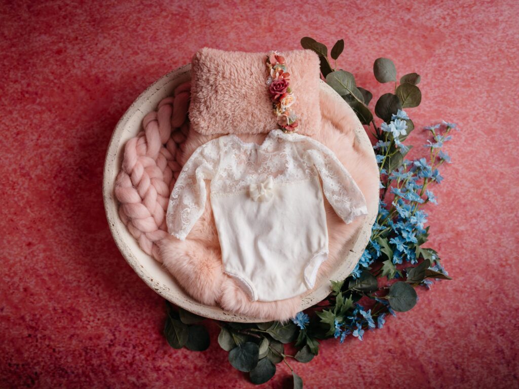 Set mit Körbchen oder Schale, Decken und Accessoires im Fotostudio in Denkendorf