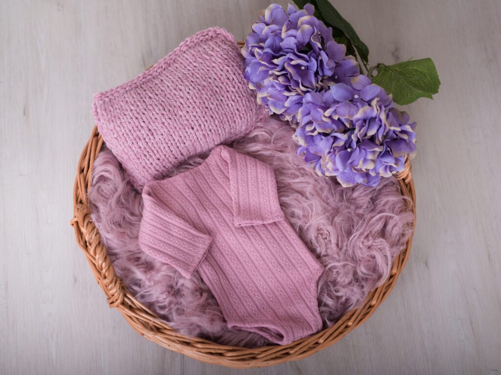 Set mit Körbchen oder Schale, Decken und Accessoires im Fotostudio in Denkendorf