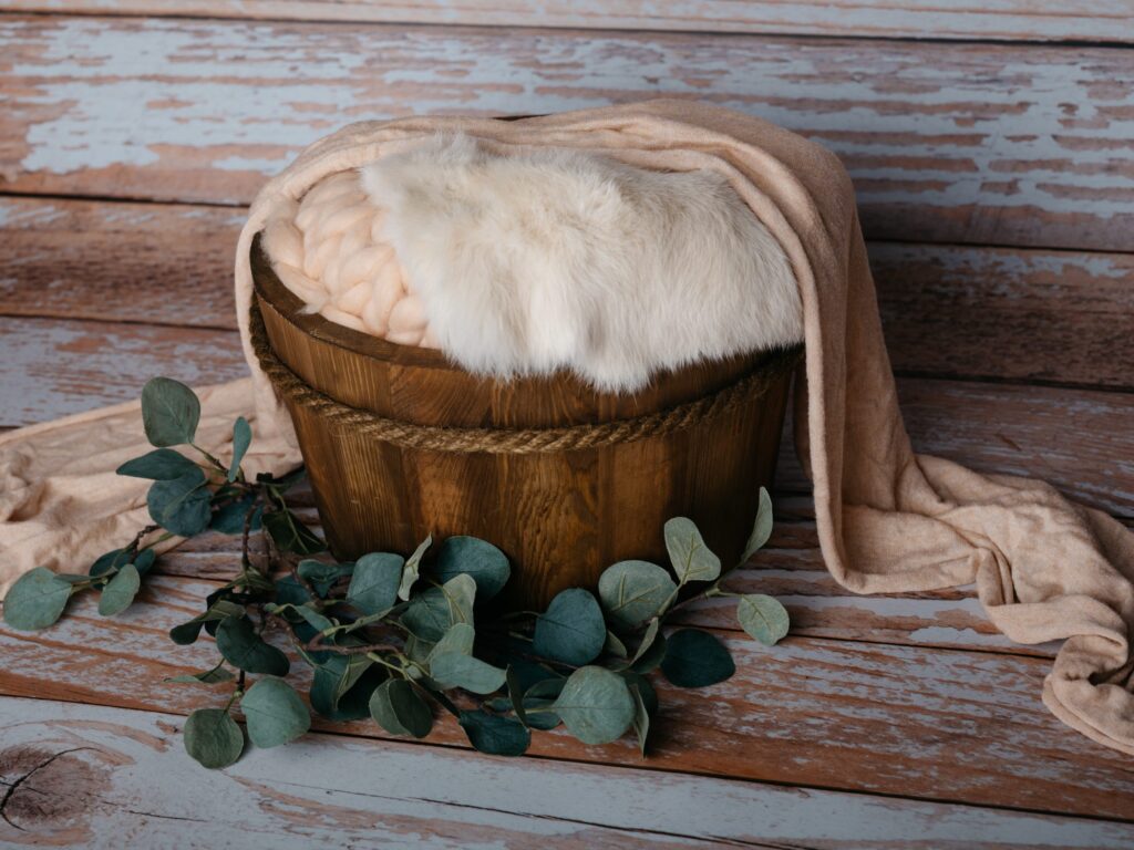 Set mit Körbchen oder Schale, Decken und Accessoires im Fotostudio in Denkendorf
