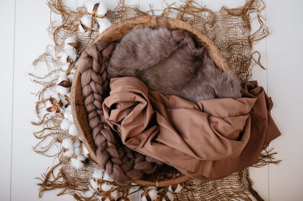 Set mit Körbchen oder Schale, Decken und Accessoires im Fotostudio in Denkendorf