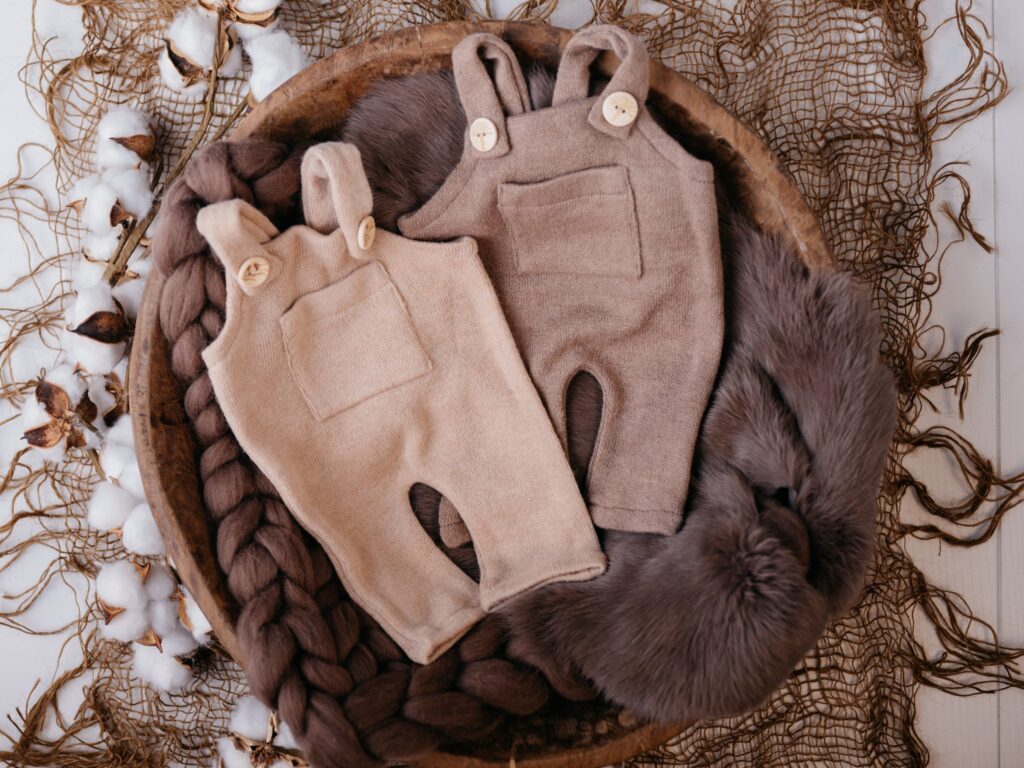 Set mit Körbchen oder Schale, Decken und Accessoires im Fotostudio in Denkendorf