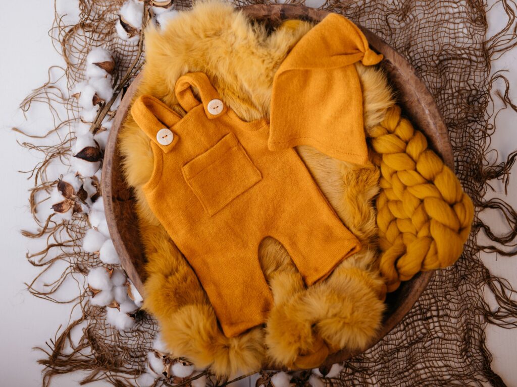 Set mit Körbchen oder Schale, Decken und Accessoires im Fotostudio in Denkendorf