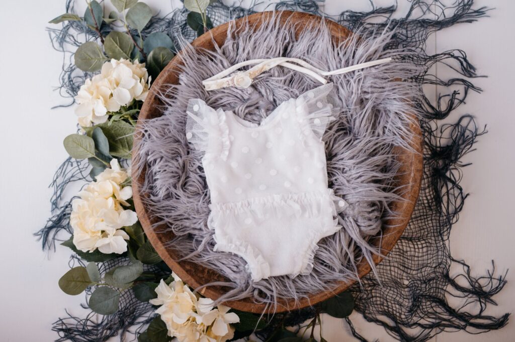 Set mit Körbchen oder Schale, Decken und Accessoires im Fotostudio in Denkendorf
