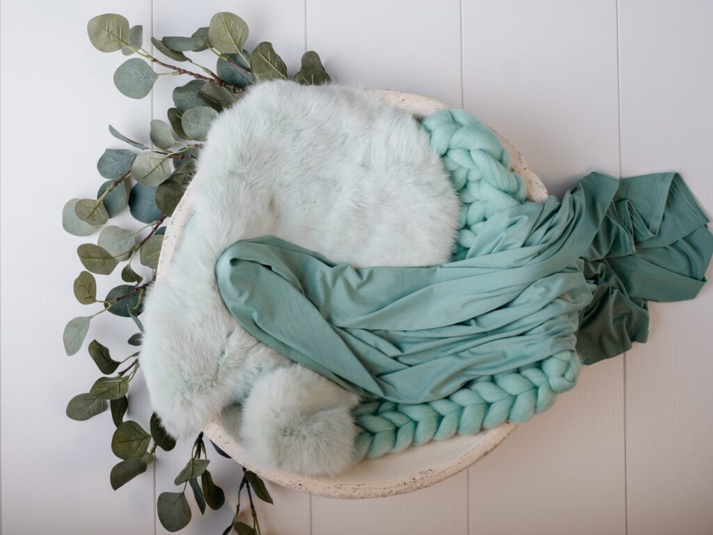 Set mit Körbchen oder Schale, Decken und Accessoires im Fotostudio in Denkendorf