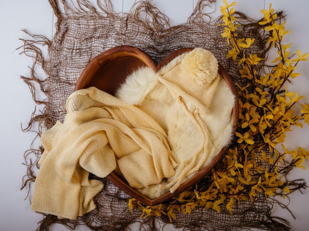Set mit Körbchen oder Schale, Decken und Accessoires im Fotostudio in Denkendorf