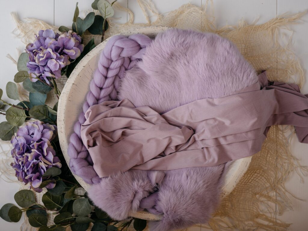 Set mit Körbchen oder Schale, Decken und Accessoires im Fotostudio in Denkendorf