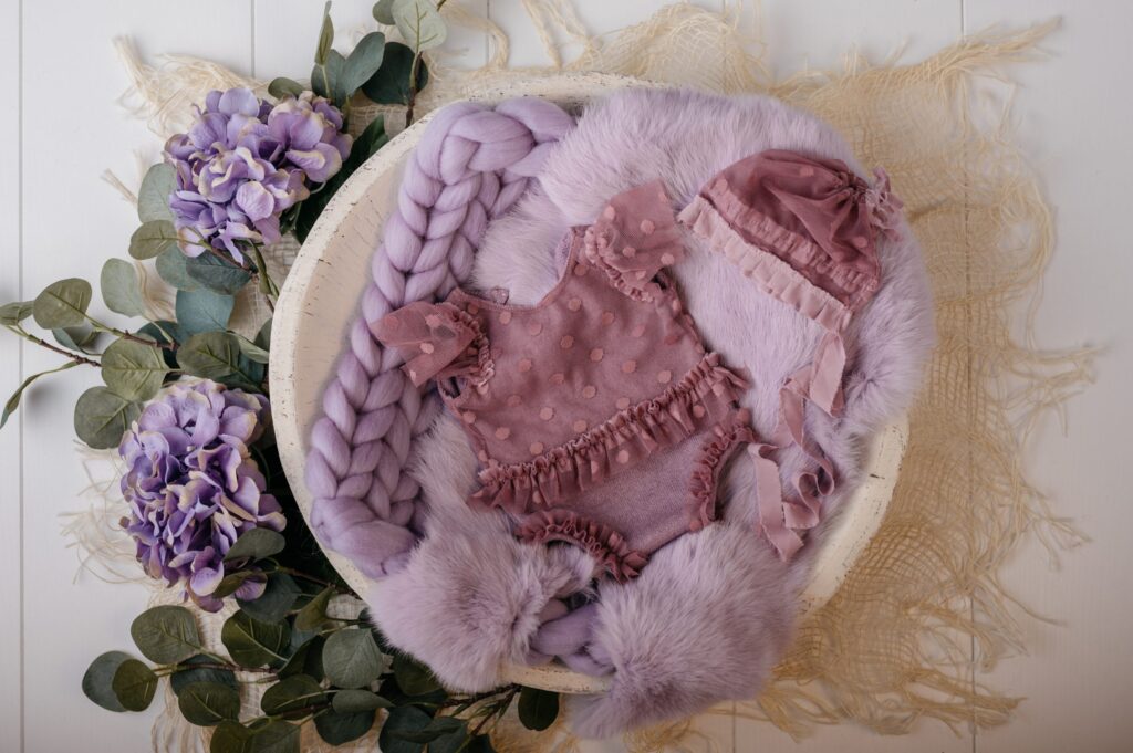 Set mit Körbchen oder Schale, Decken und Accessoires im Fotostudio in Denkendorf