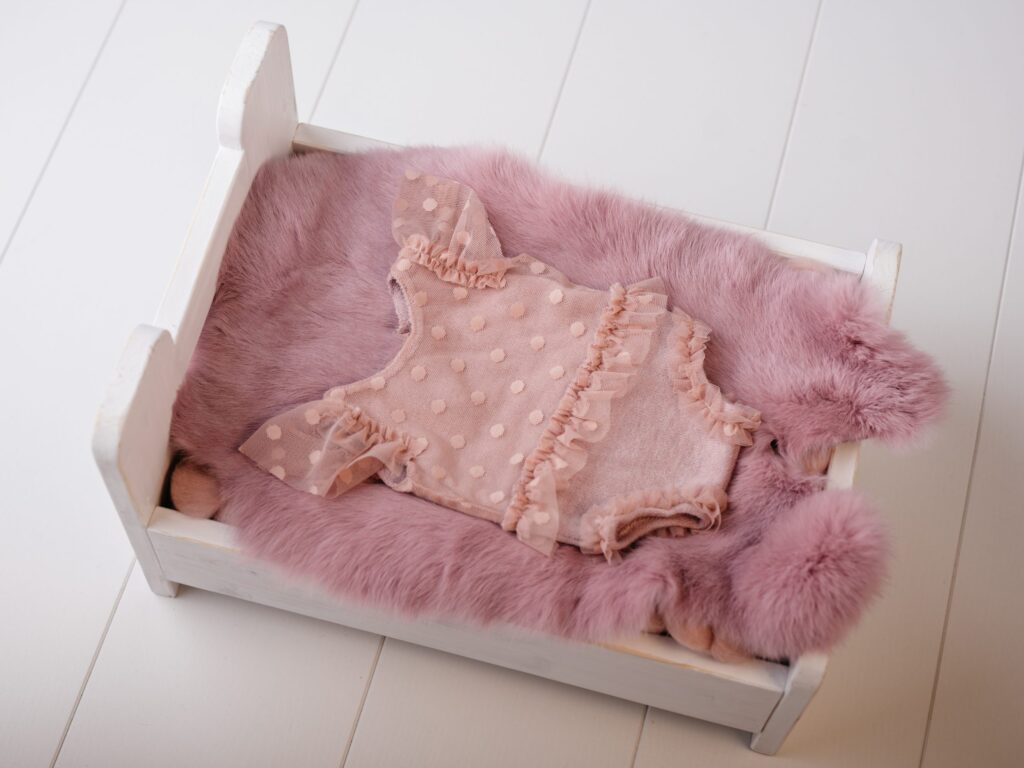 Set mit Bettchen, Kiste, Schaukel oder Kinderwagen im Fotostudio in Denkendorf