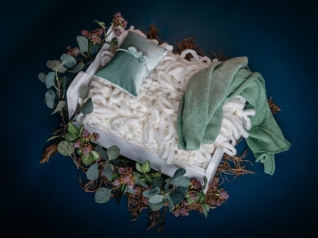 Set mit Bettchen, Kiste, Schaukel oder Kinderwagen im Fotostudio in Denkendorf