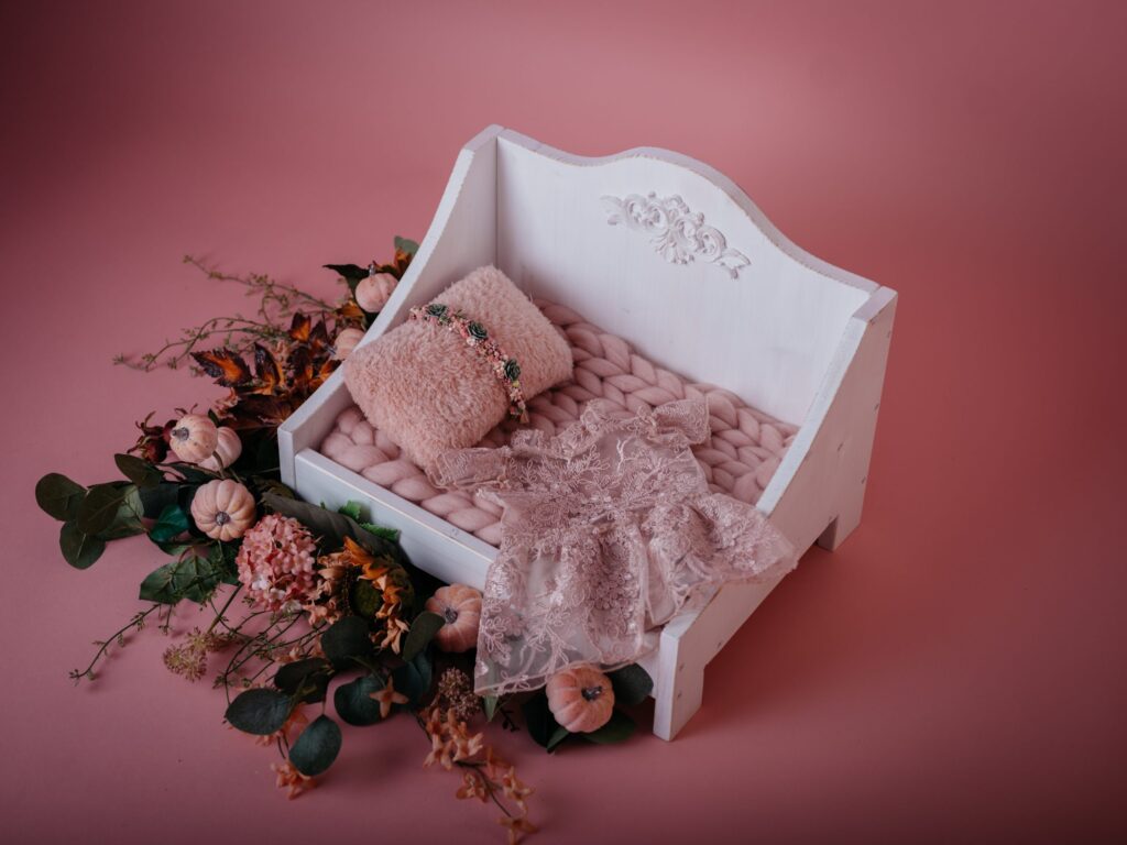 Set mit Bettchen, Kiste, Schaukel oder Kinderwagen im Fotostudio in Denkendorf