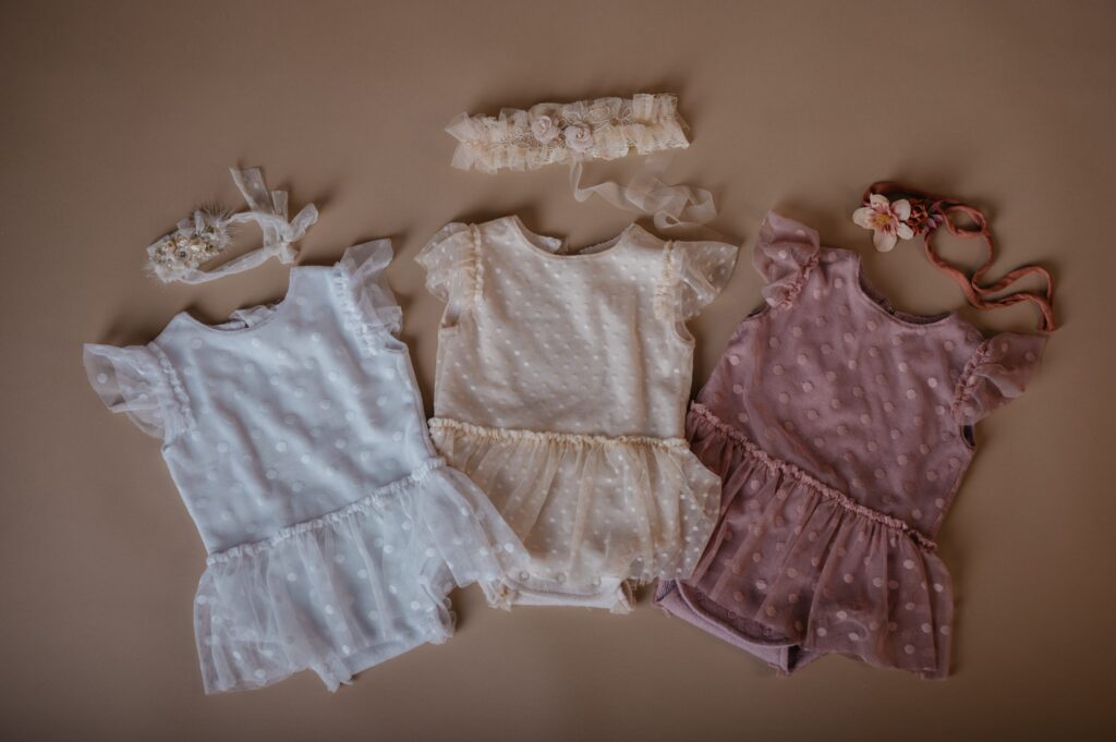 Decken, Felle und Babykleidung im Fotostudio in Denkendorf