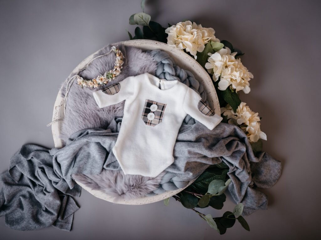 Set mit Körbchen oder Schale, Decken und Accessoires im Fotostudio in Denkendorf