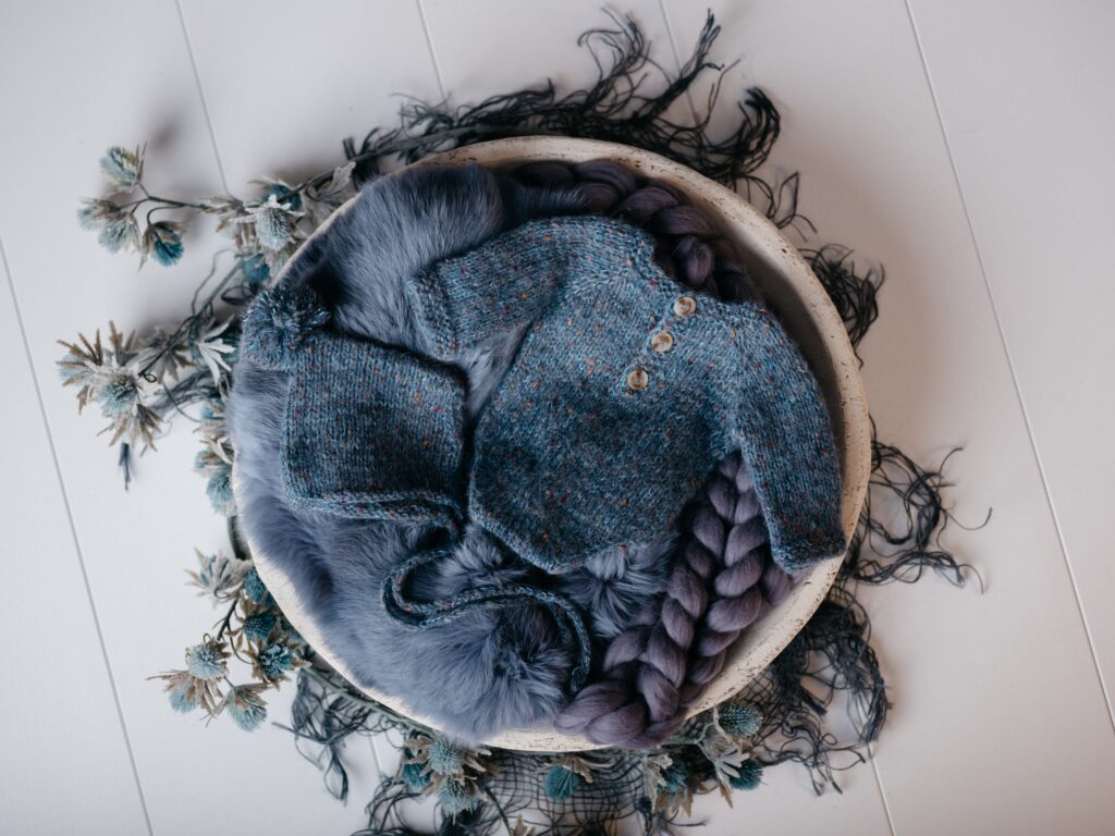 Set mit Körbchen oder Schale, Decken und Accessoires im Fotostudio in Denkendorf