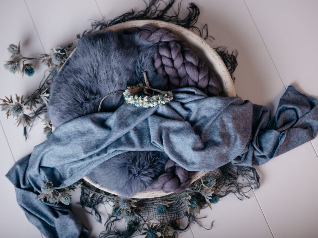 Set mit Körbchen oder Schale, Decken und Accessoires im Fotostudio in Denkendorf