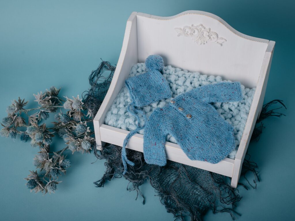 Set mit Bettchen, Kiste, Schaukel oder Kinderwagen im Fotostudio in Denkendorf