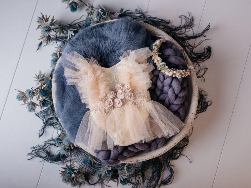Set mit Körbchen oder Schale, Decken und Accessoires im Fotostudio in Denkendorf