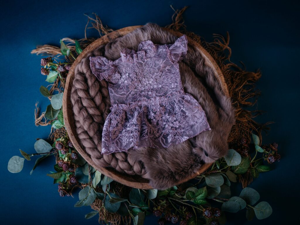 Set mit Körbchen oder Schale, Decken und Accessoires im Fotostudio in Denkendorf