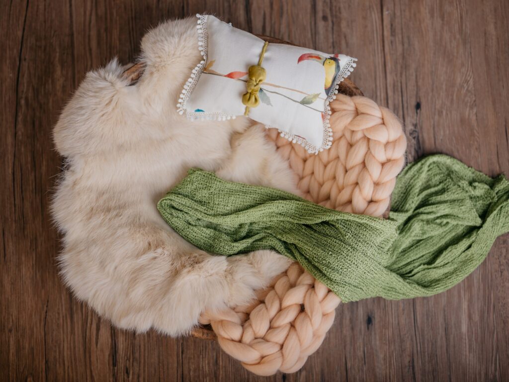 Decken, Felle und Babykleidung im Fotostudio in Denkendorf